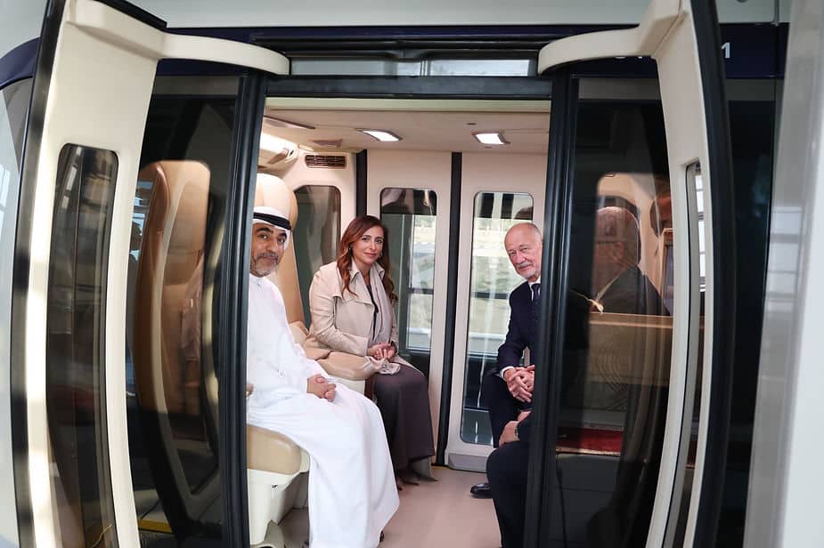 uSky Transport - Ngài Sheikha Bodour Al Qasimi, Chủ tịch Đại học Hoa Kỳ Sharjah và Chủ tịch Công viên Nghiên cứu, Công nghệ và Đổi mới Sharjah, Ngài Hussain Al Mahmoudi, Giám đốc điều hành của Công viên Nghiên cứu, Công nghệ và Đổi mới Sharjah, Tiến sĩ Anatoli Unitsky, Người sáng lập và Tổng Nhà thiết kế của uSky Transport FZE trong cabin VIP nhiệt đới của uCar