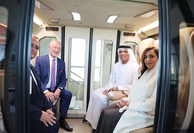 Hoàng thân Sheikh Saud bin Saqr Al Qasimi, Thành viên Hội đồng Tối cao UAE và Người cai trị Ras Al Khaimah, Sheikha Bodour bint Sultan Al Qasimi, Chủ tịch Đại học Hoa Kỳ Sharjah và Chủ tịch SRTI Park, và Tiến sĩ Anatoli Unitsky, Chủ tịch uSky Transport bên trong khoang VIP của xe điện uCar